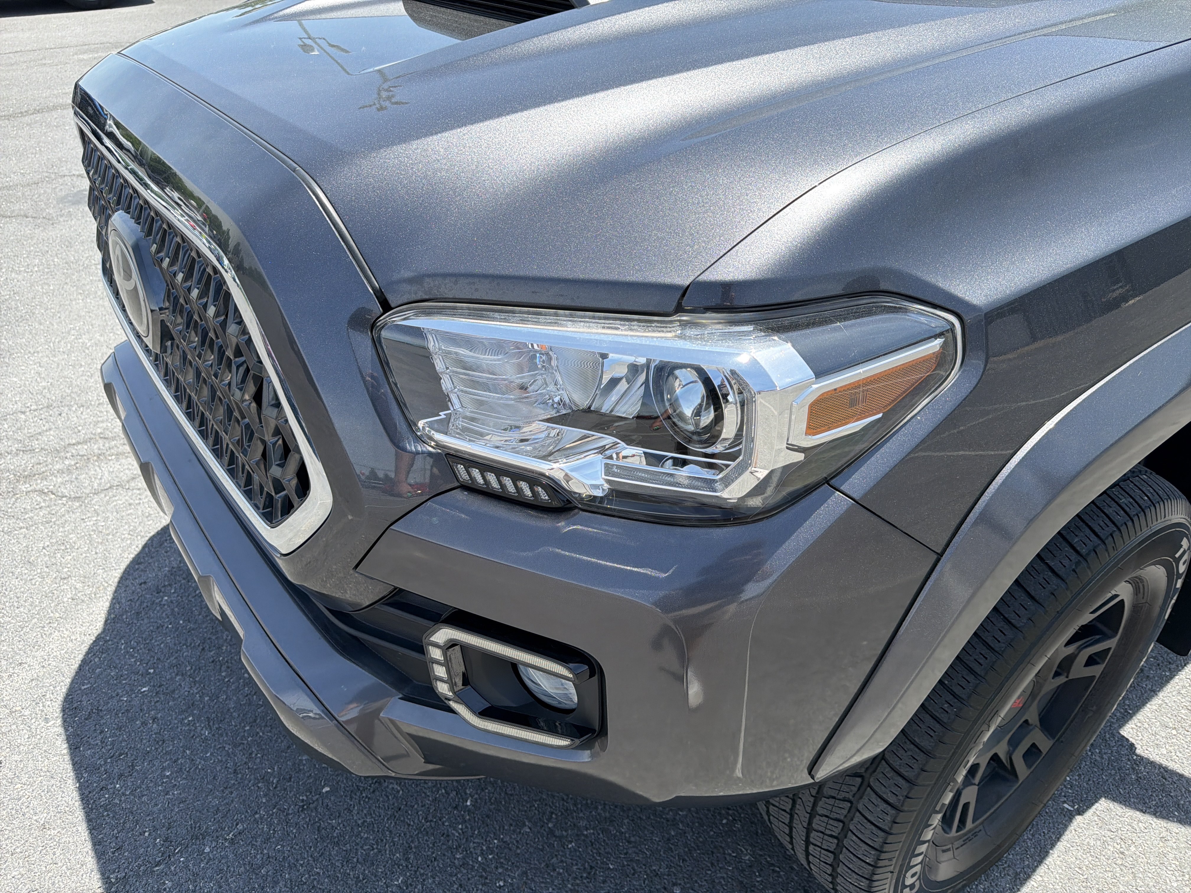 Used 2018 Toyota Tacoma TRD Sport AWD/4WD image 10