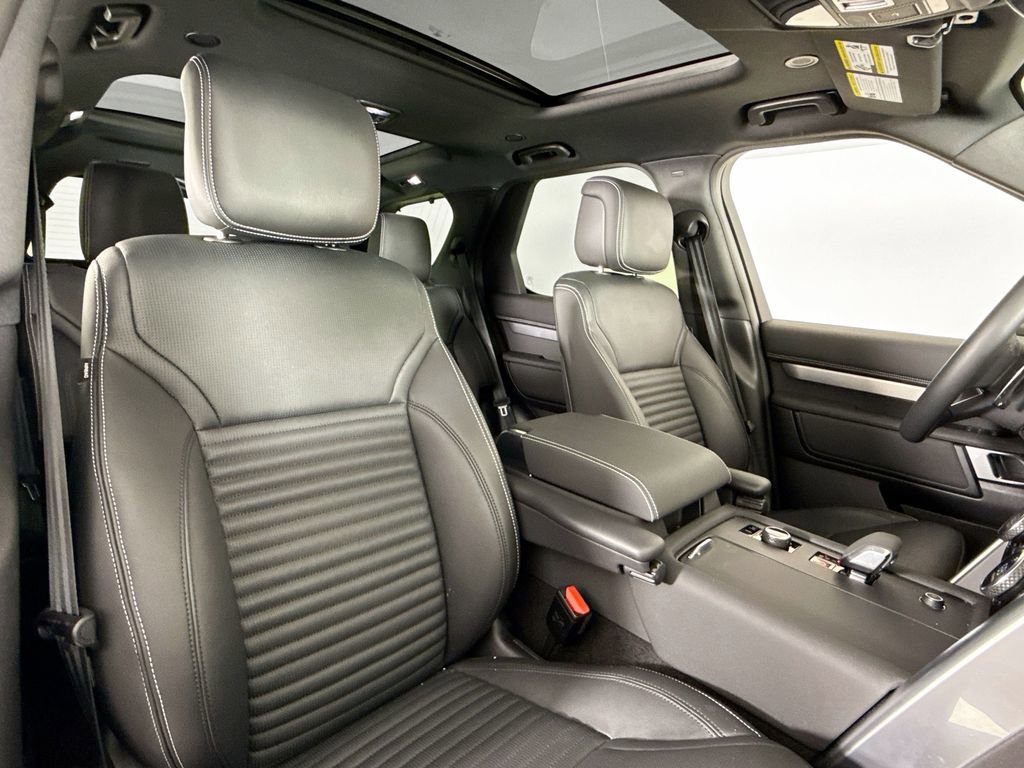 Used 2024 Land Rover Discovery Dynamic SE image 14