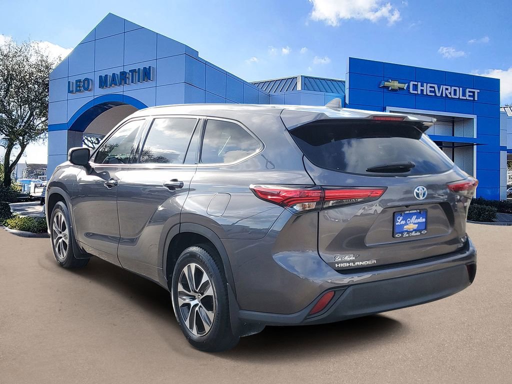 Used 2022 Toyota Highlander XLE image 4