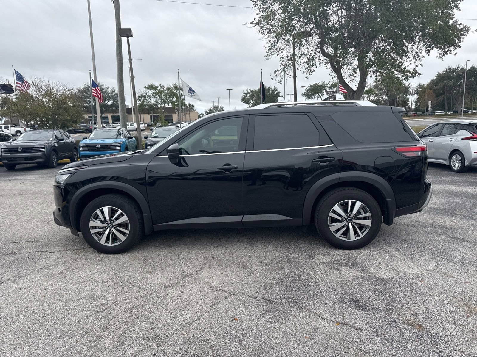 Certified 2025 Nissan Pathfinder SL image 9