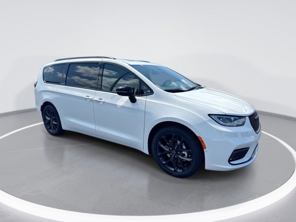 New 2026 Chrysler Pacifica Limited image 1