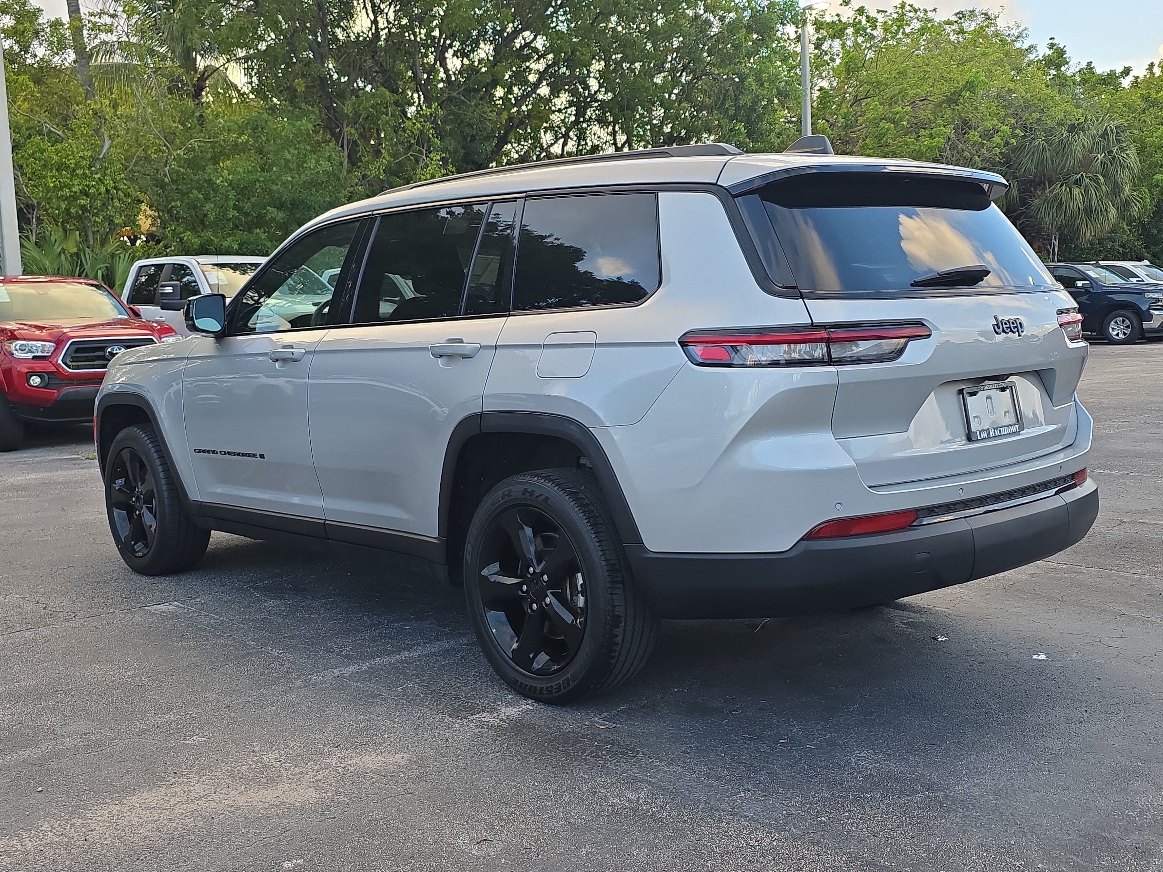 Used 2023 Jeep Grand Cherokee L Laredo RWD image 5