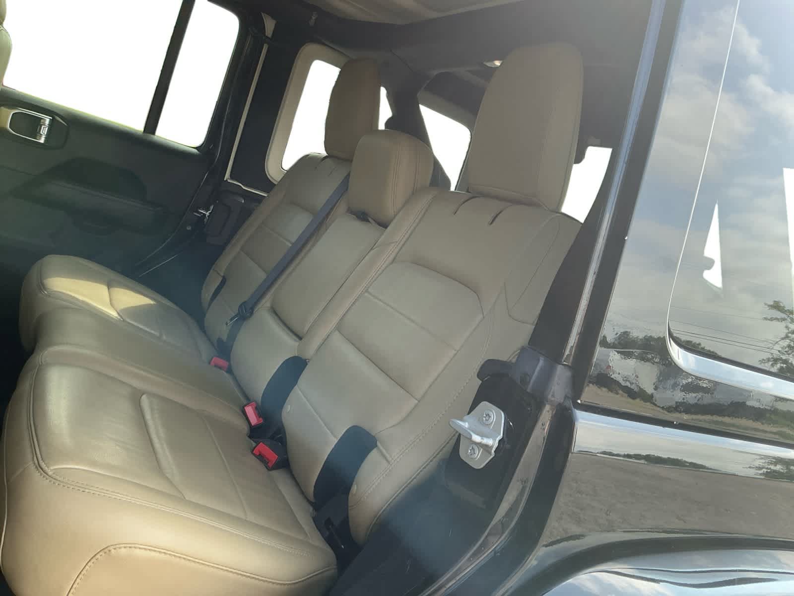 Used 2018 Jeep Wrangler Unlimited Sahara AWD/4WD image 13