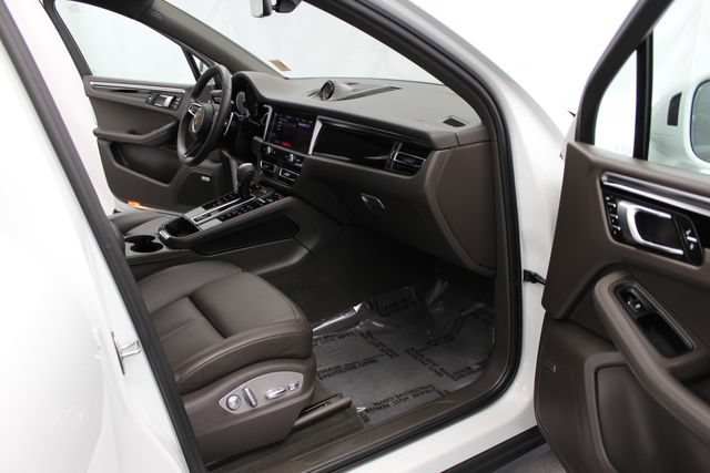 Used 2023 Porsche Macan Turbo AWD/4WD image 31