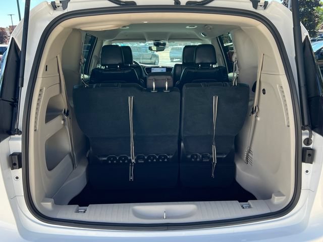 Used 2024 Chrysler Pacifica Touring-L AWD/4WD image 39