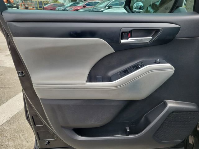 Used 2024 Toyota Highlander XLE image 12