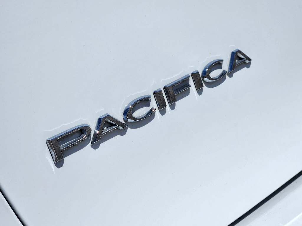 Used 2025 Chrysler Pacifica Select image 13