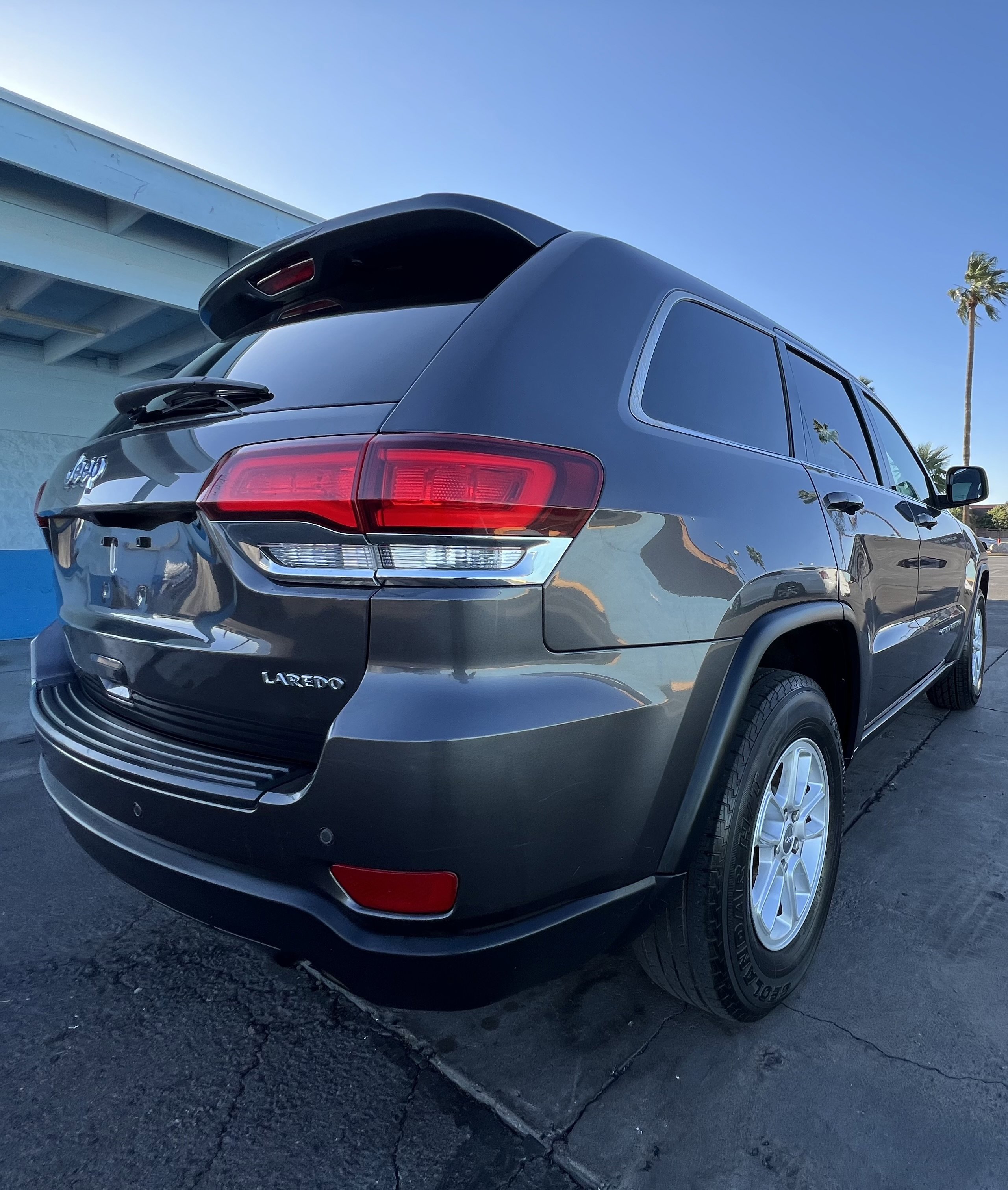 Used 2020 Jeep Grand Cherokee Laredo image 3