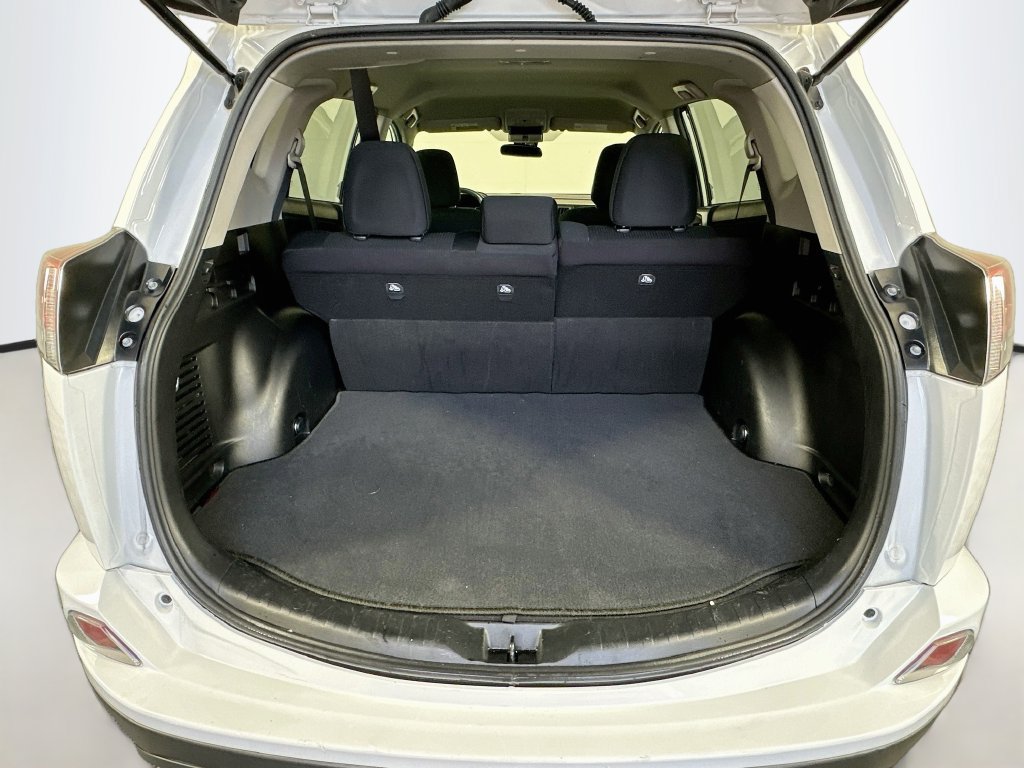 Used 2018 Toyota RAV4 LE FWD image 24