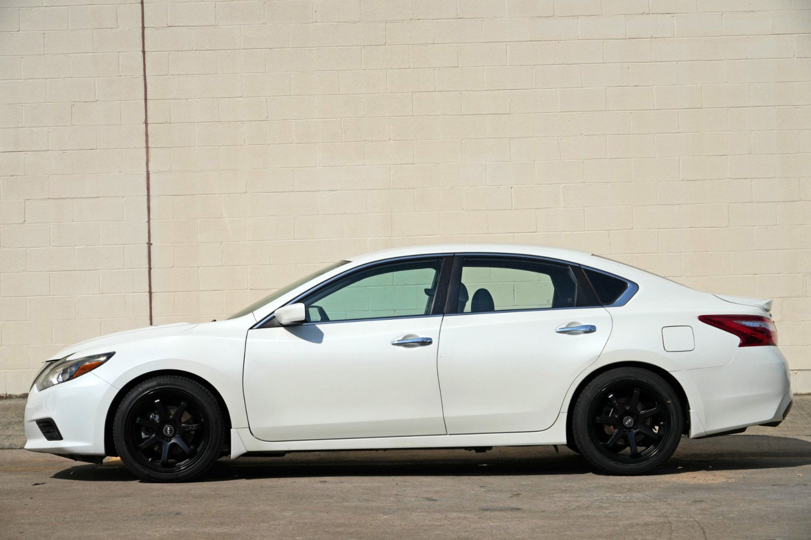 Used 2016 Nissan Altima 2.5 SR w/ LED Appearance Package FWD image 8