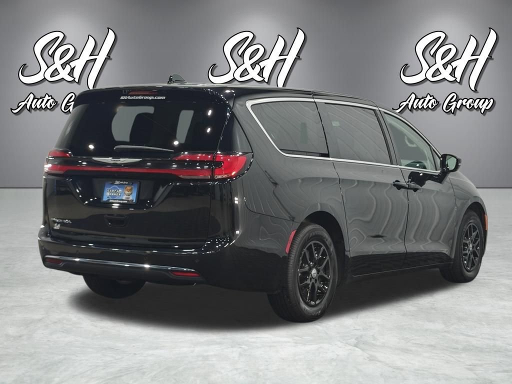 Used 2024 Chrysler Pacifica Touring-L image 17