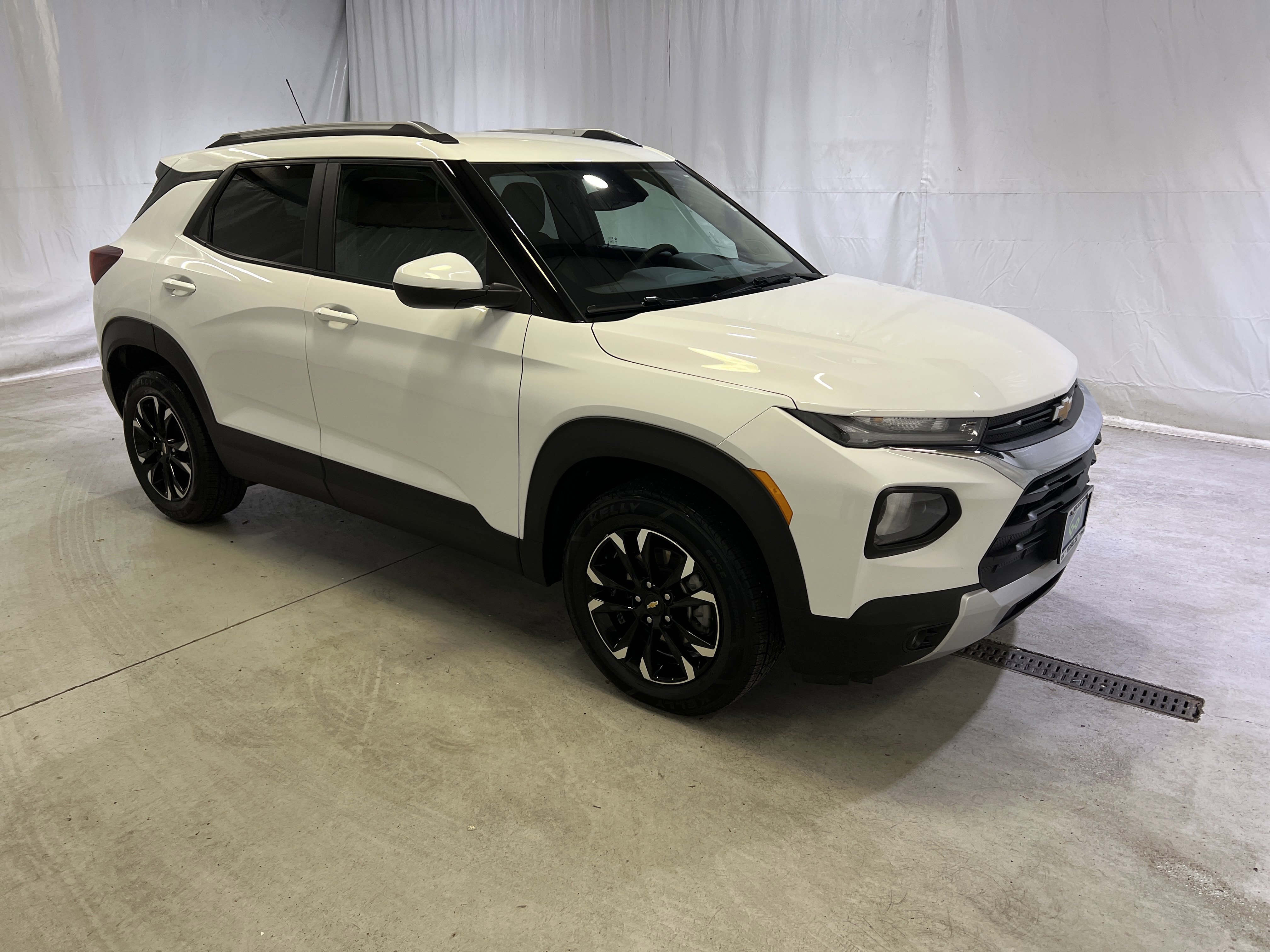 Used 2023 Chevrolet TrailBlazer LT w/ Convenience Package AWD/4WD image 2