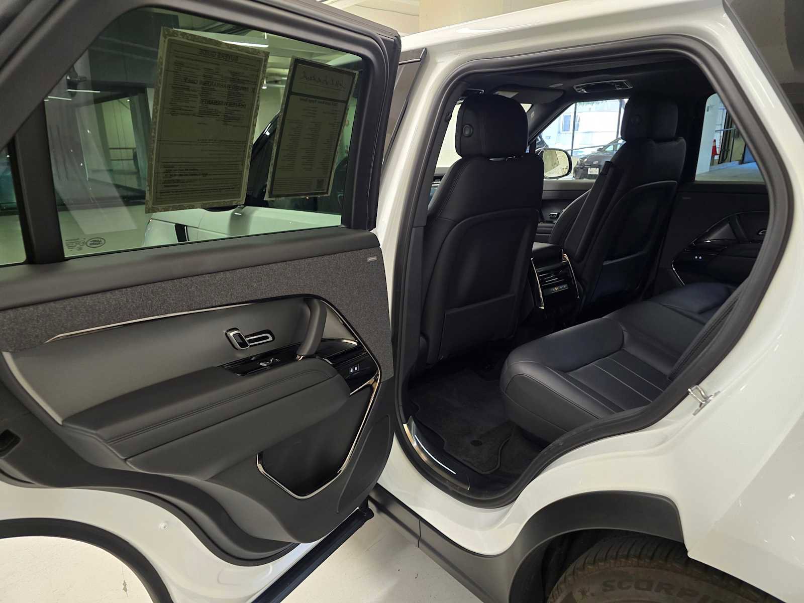 Used 2025 Land Rover Range Rover Sport image 18