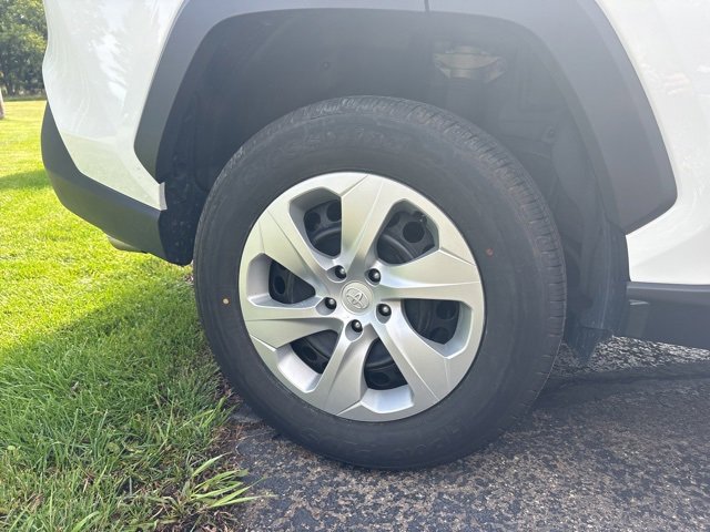 Used 2022 Toyota RAV4 LE image 9