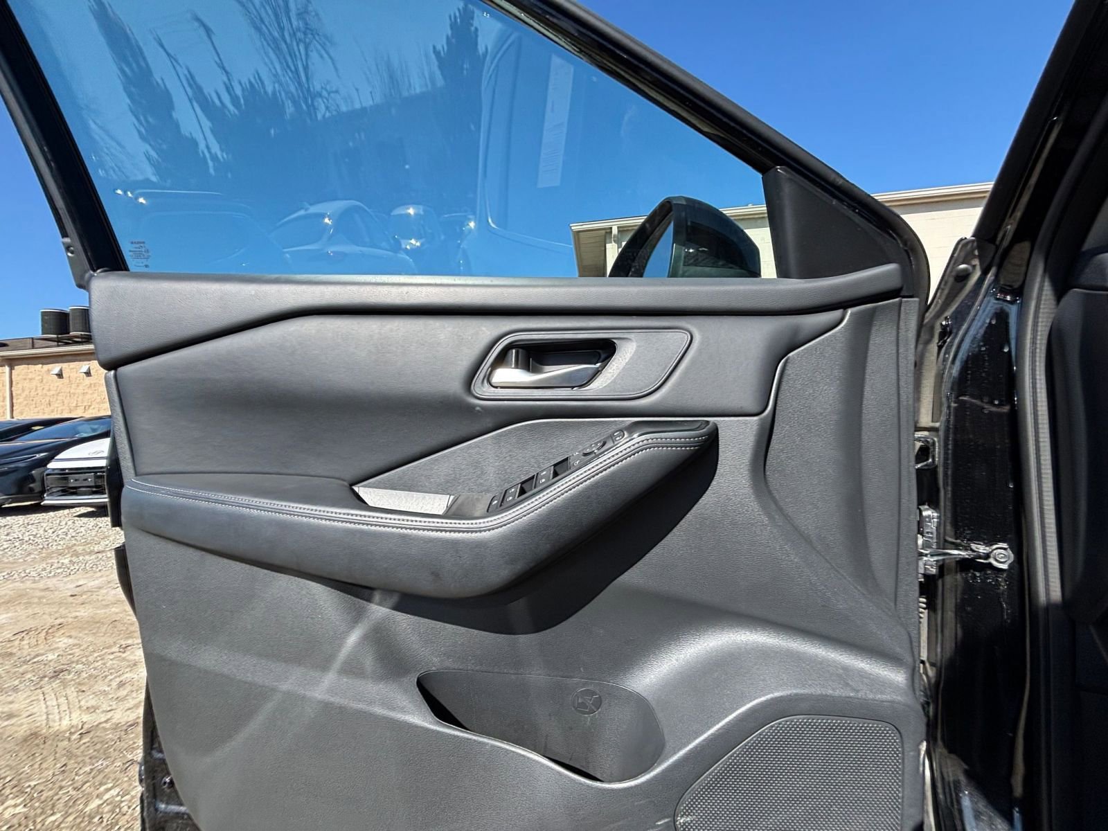 Used 2025 Nissan Rogue SV FWD image 18