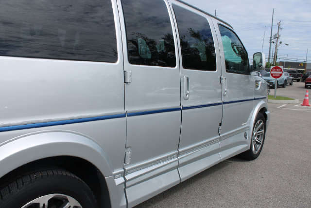 Used 2017 Chevrolet Express 2500 RWD image 39