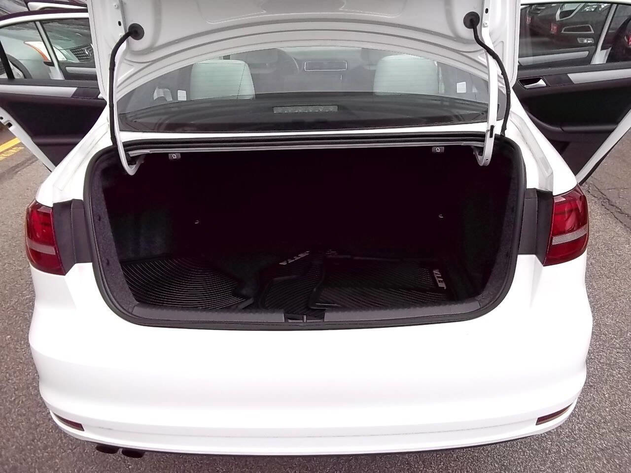 Used 2016 Volkswagen Jetta Sport FWD image 26