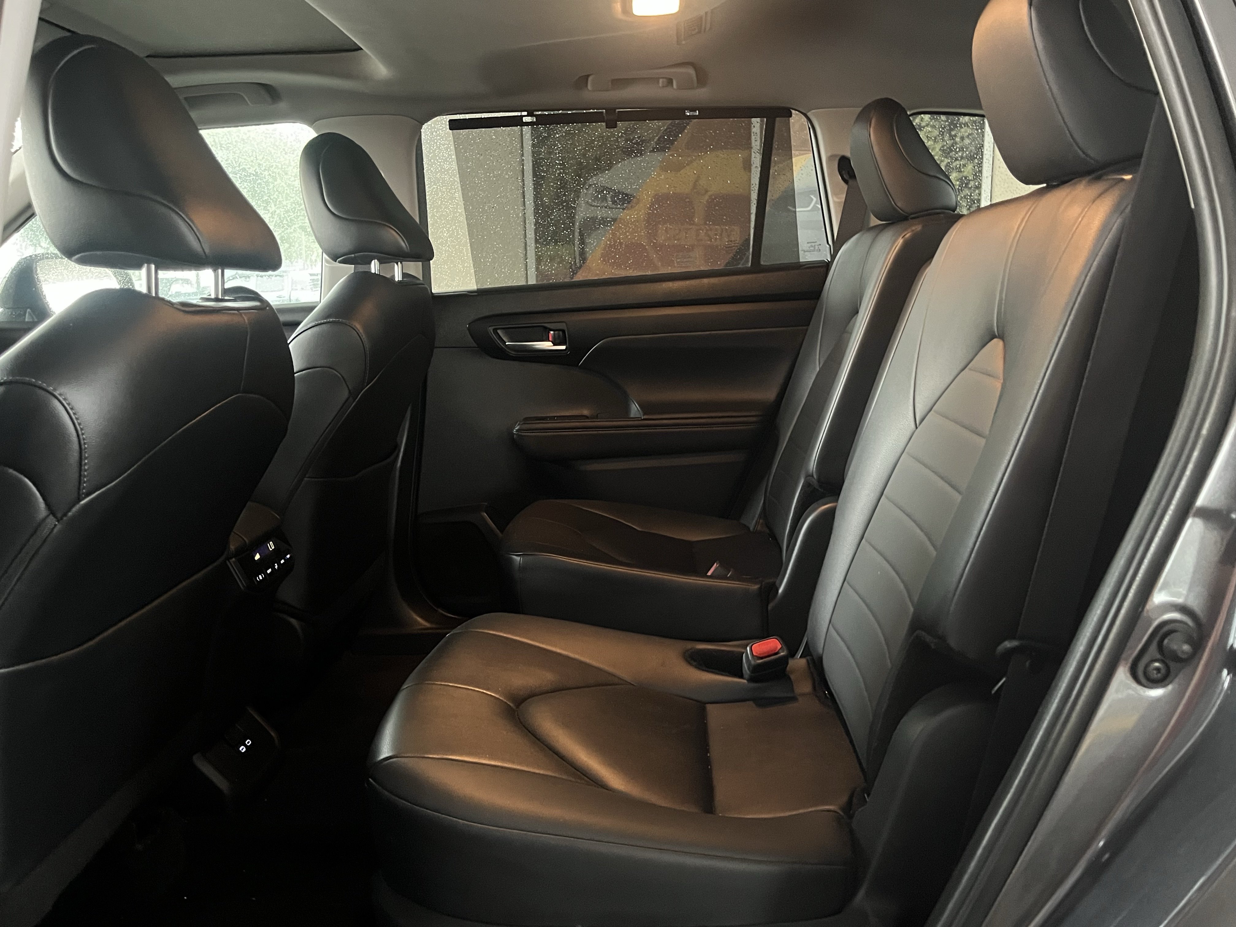 Used 2024 Toyota Highlander XLE FWD image 32