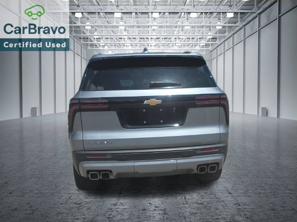 Used 2025 Chevrolet Traverse LT FWD image 5