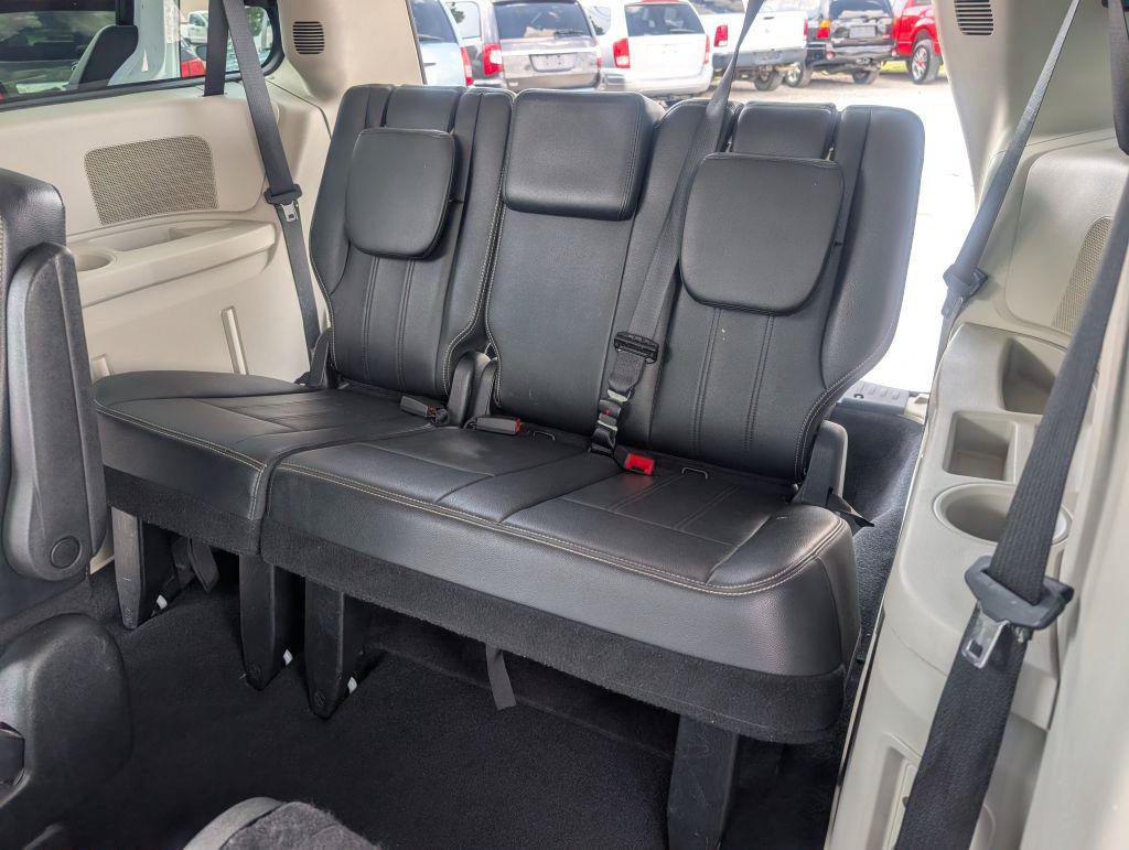 Used 2014 Chrysler Town & Country Touring FWD image 11