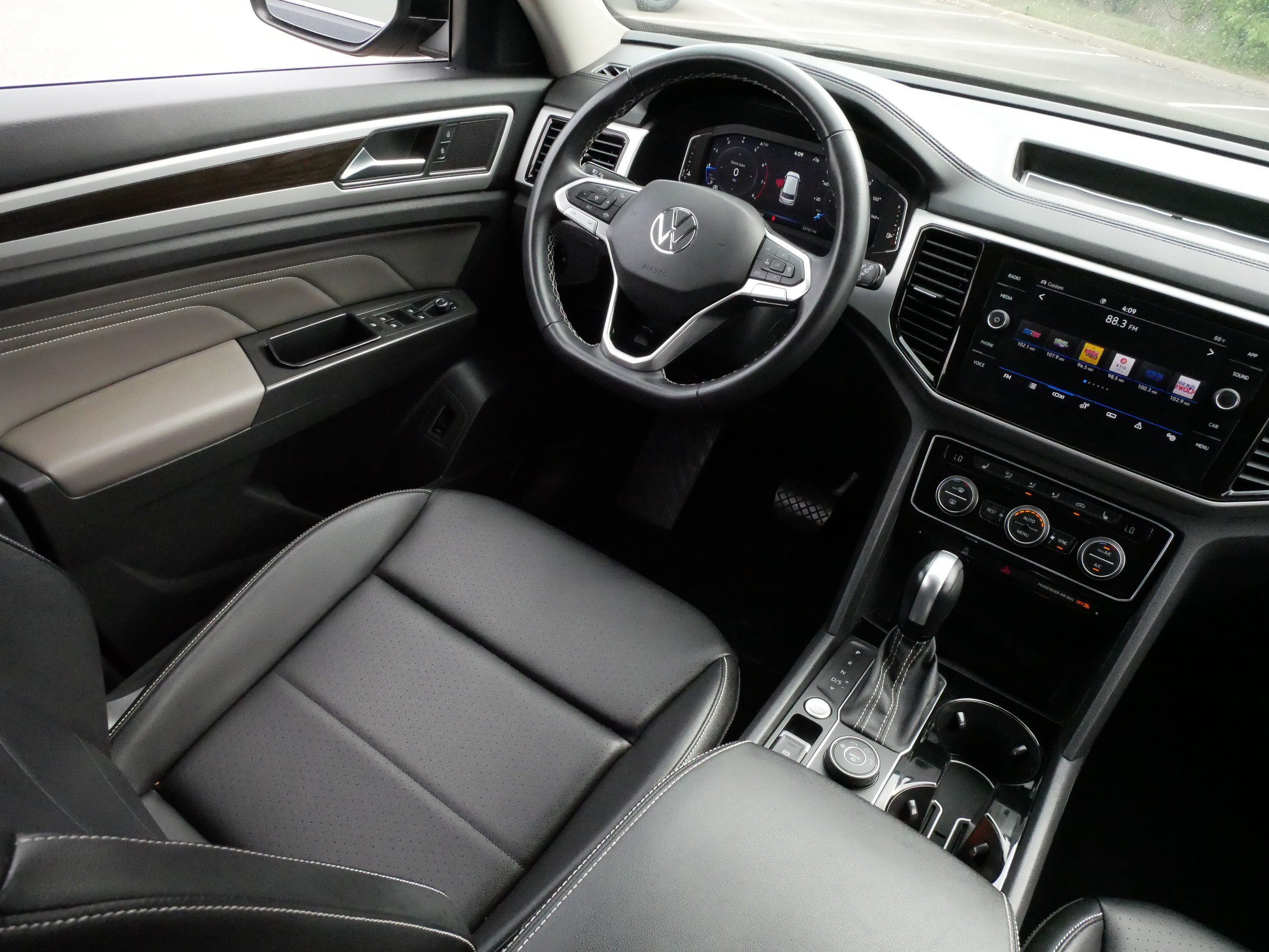 Used 2023 Volkswagen Atlas SE AWD/4WD image 9