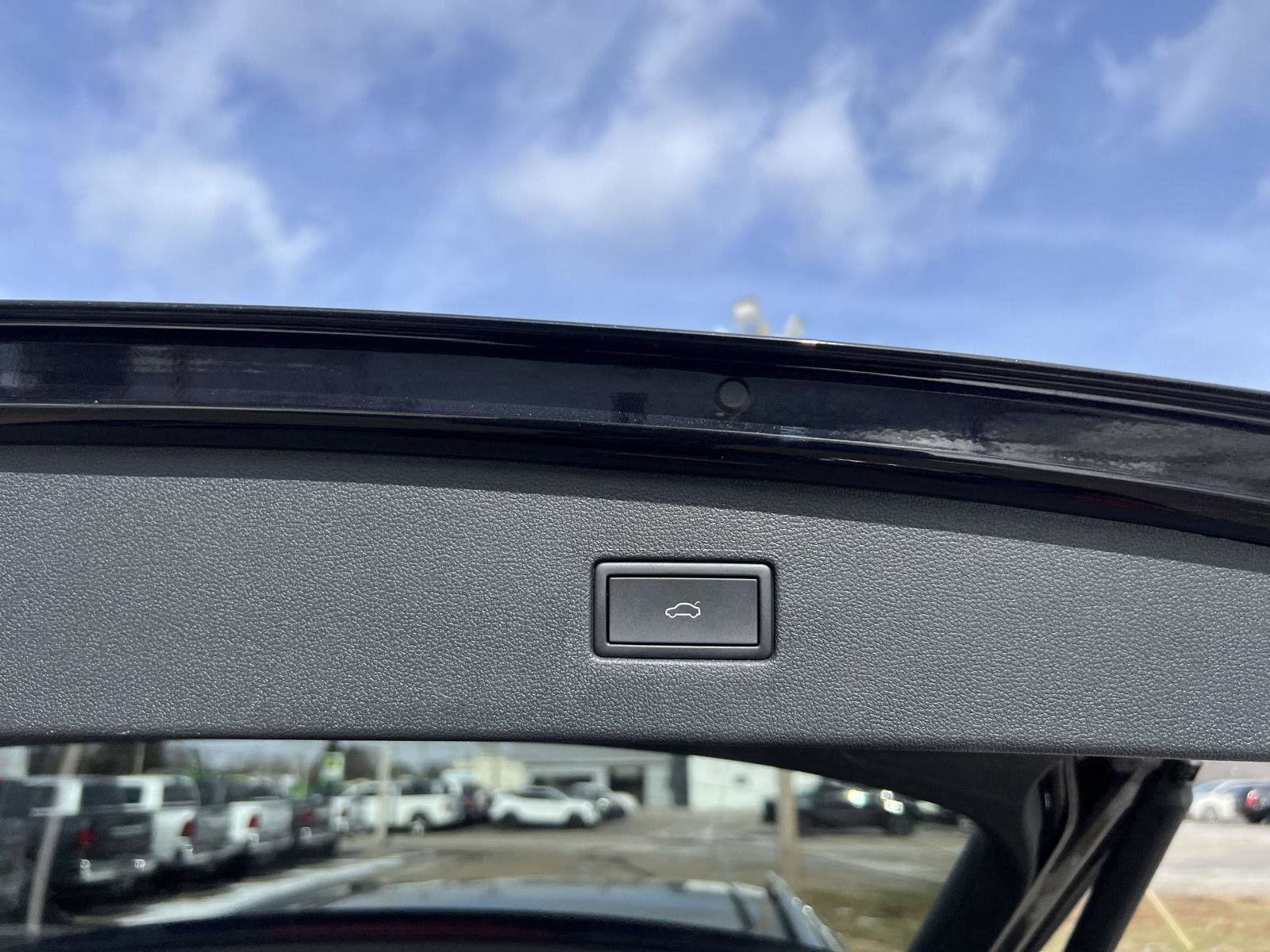 Used 2024 Volkswagen Tiguan Wolfsburg Edition image 34