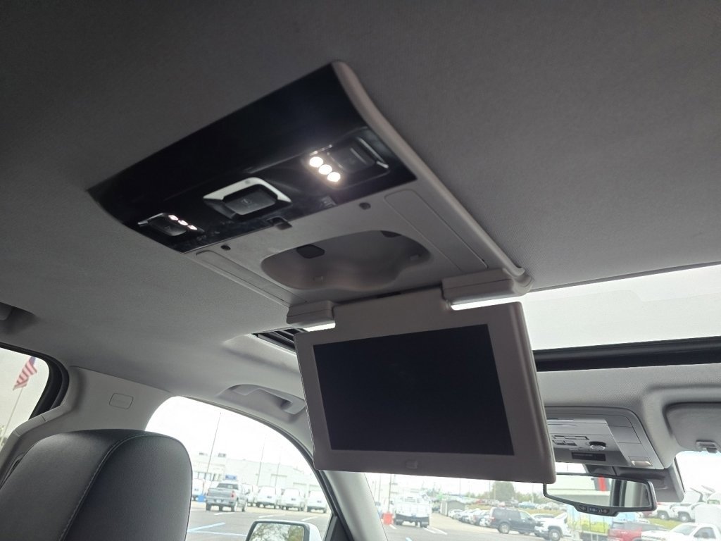 Used 2019 Chevrolet Suburban LT image 9