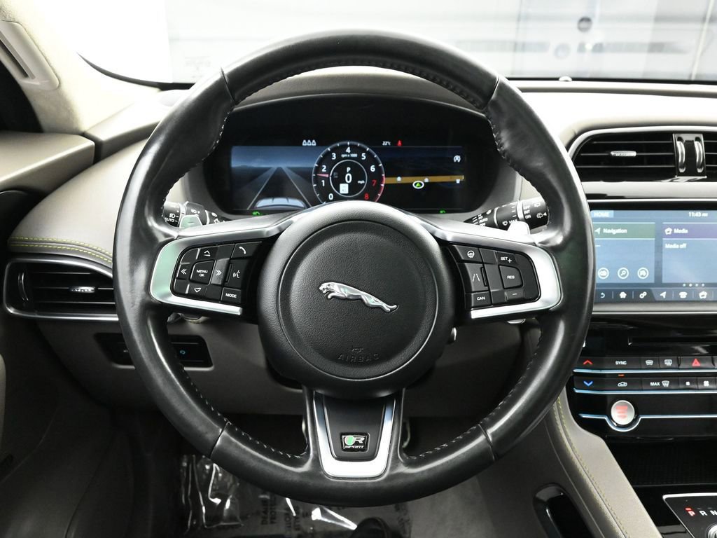 Used 2020 Jaguar F-PACE R-Sport image 25