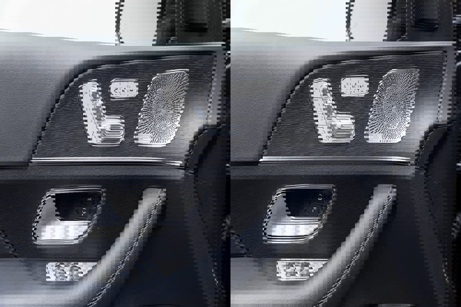 Used 2025 Mercedes-Benz GLE 450e 4MATIC w/ Driver Assistance Package image 24