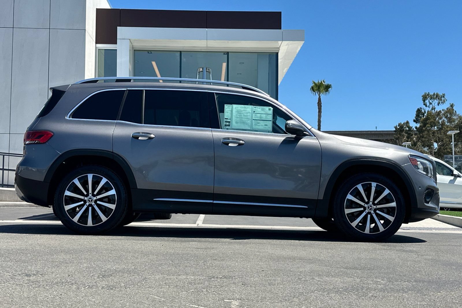 Used 2022 Mercedes-Benz GLB 250 4MATIC image 2