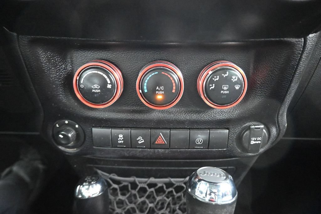 Used 2016 Jeep Wrangler Unlimited Rubicon w/ Connectivity Group AWD/4WD image 18