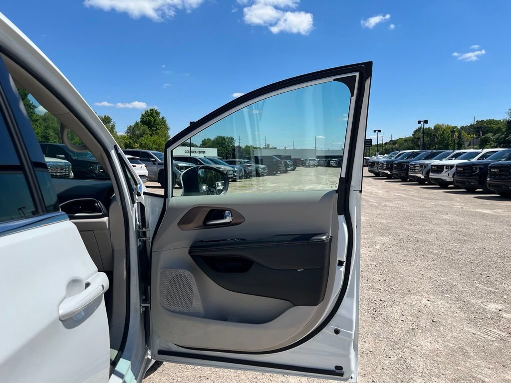 Used 2023 Chrysler Voyager LX FWD image 39