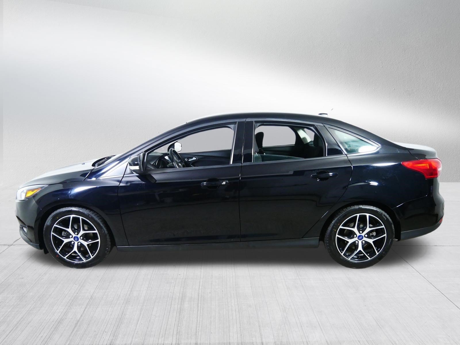Used 2017 Ford Focus SEL w/ Cold Weather Package FWD image 4