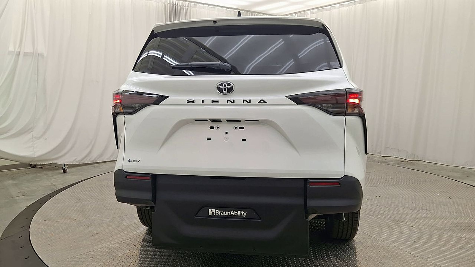 Used 2026 Toyota Sienna LE FWD image 2