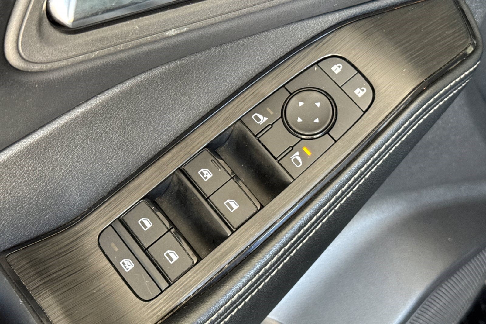 Used 2025 Nissan Rogue SV AWD/4WD image 14