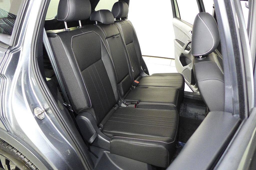 Certified 2023 Volkswagen Tiguan SE R-Line FWD image 17