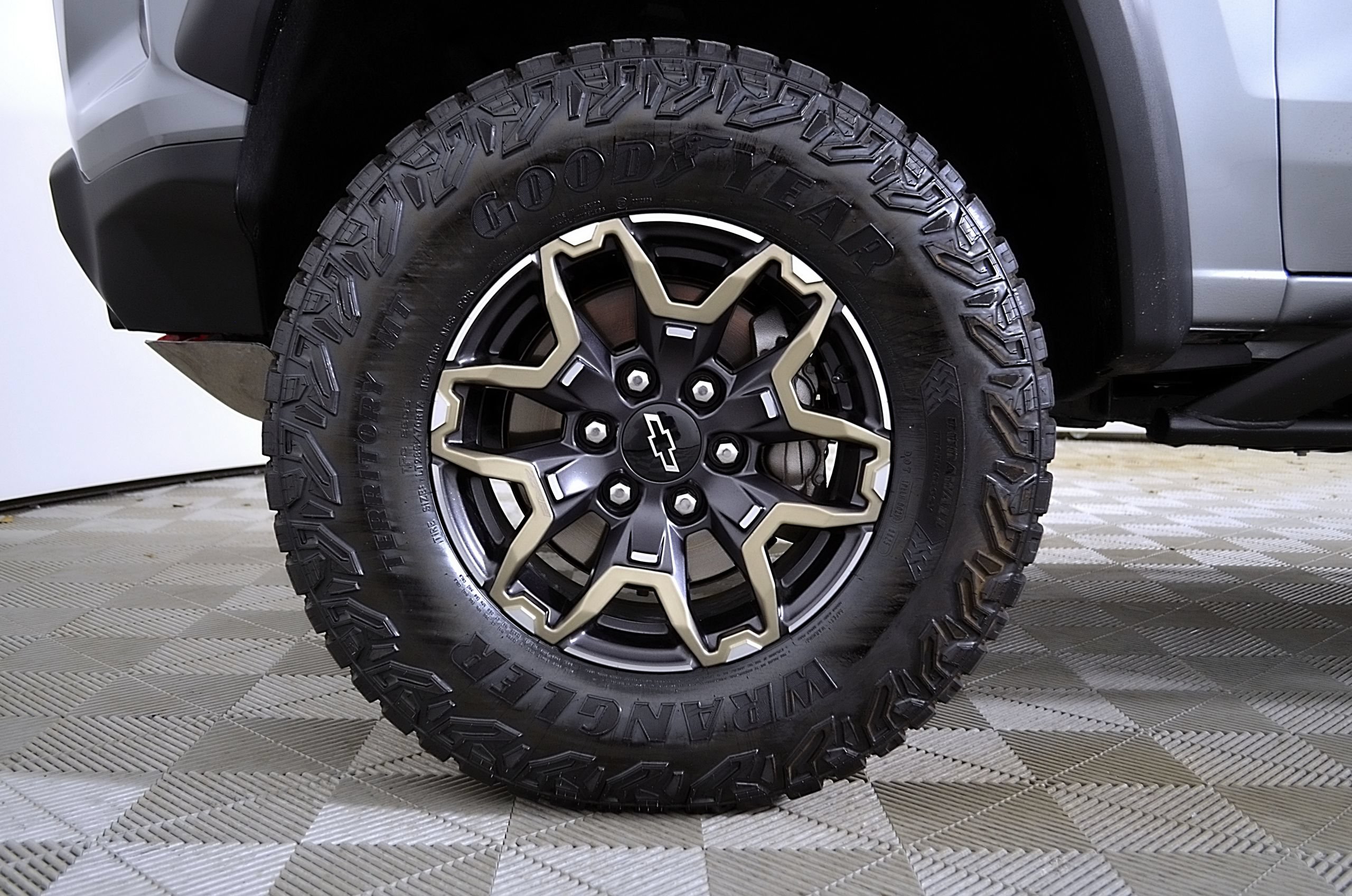 Used 2025 Chevrolet Colorado ZR2 w/ Technology Package AWD/4WD image 10