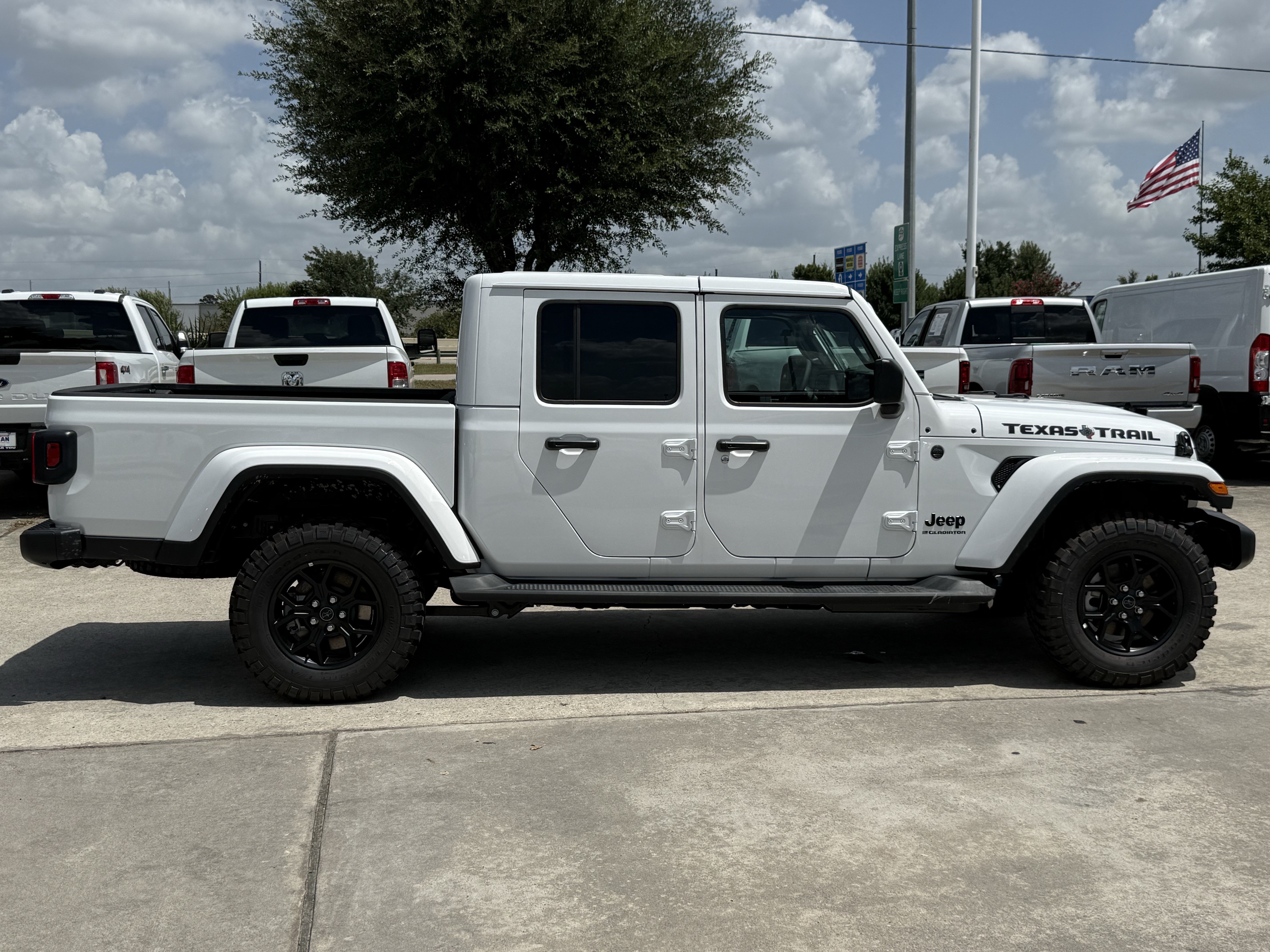 New 2026 Jeep Gladiator Sport AWD/4WD image 3