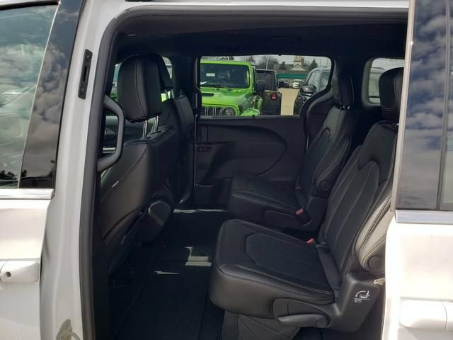 New 2026 Chrysler Pacifica Select AWD/4WD image 7
