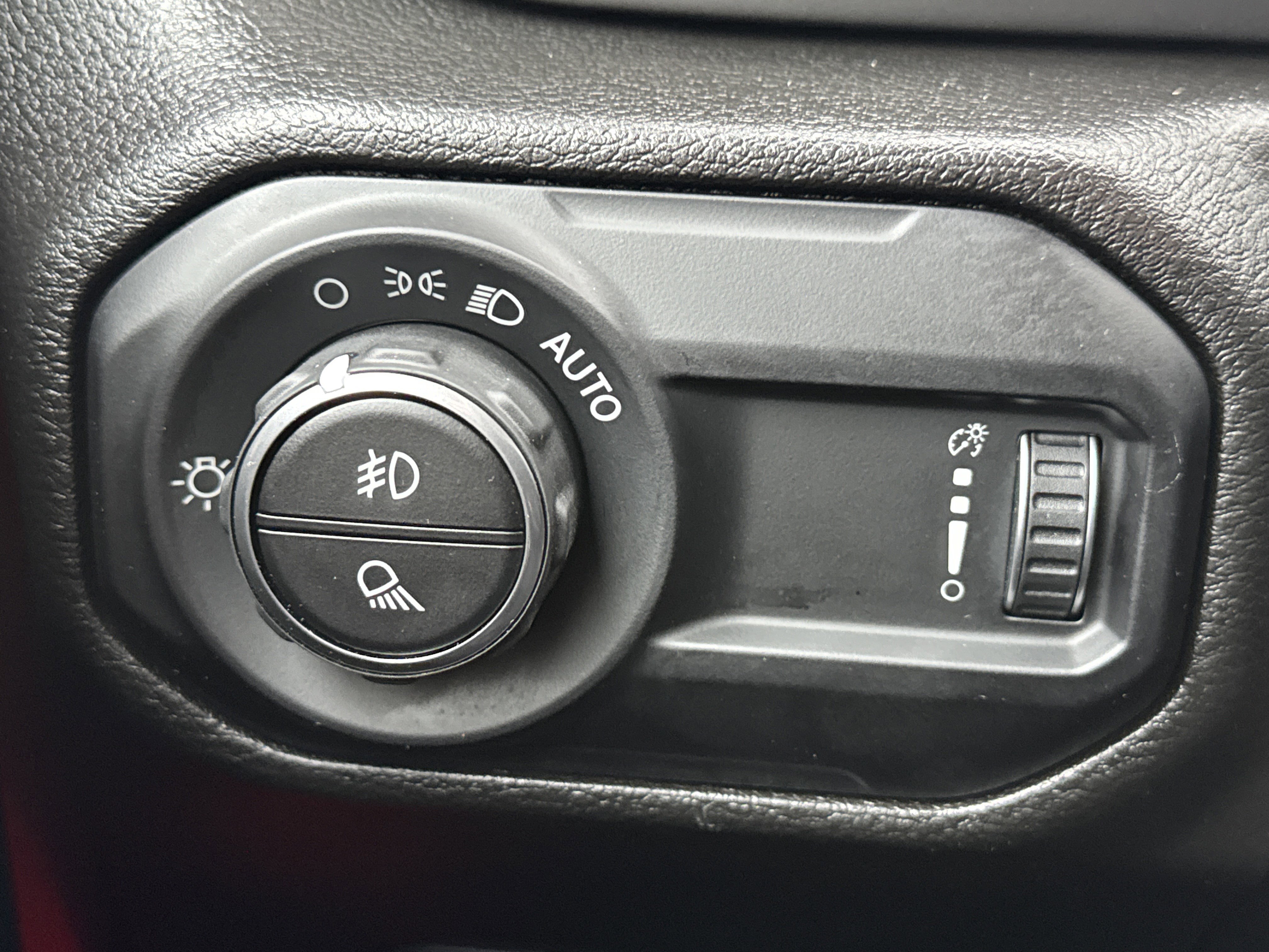 Used 2023 Jeep Gladiator Sport image 11