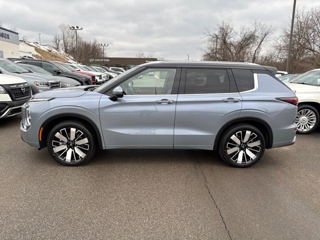 Used 2025 Mitsubishi Outlander SEL image 2