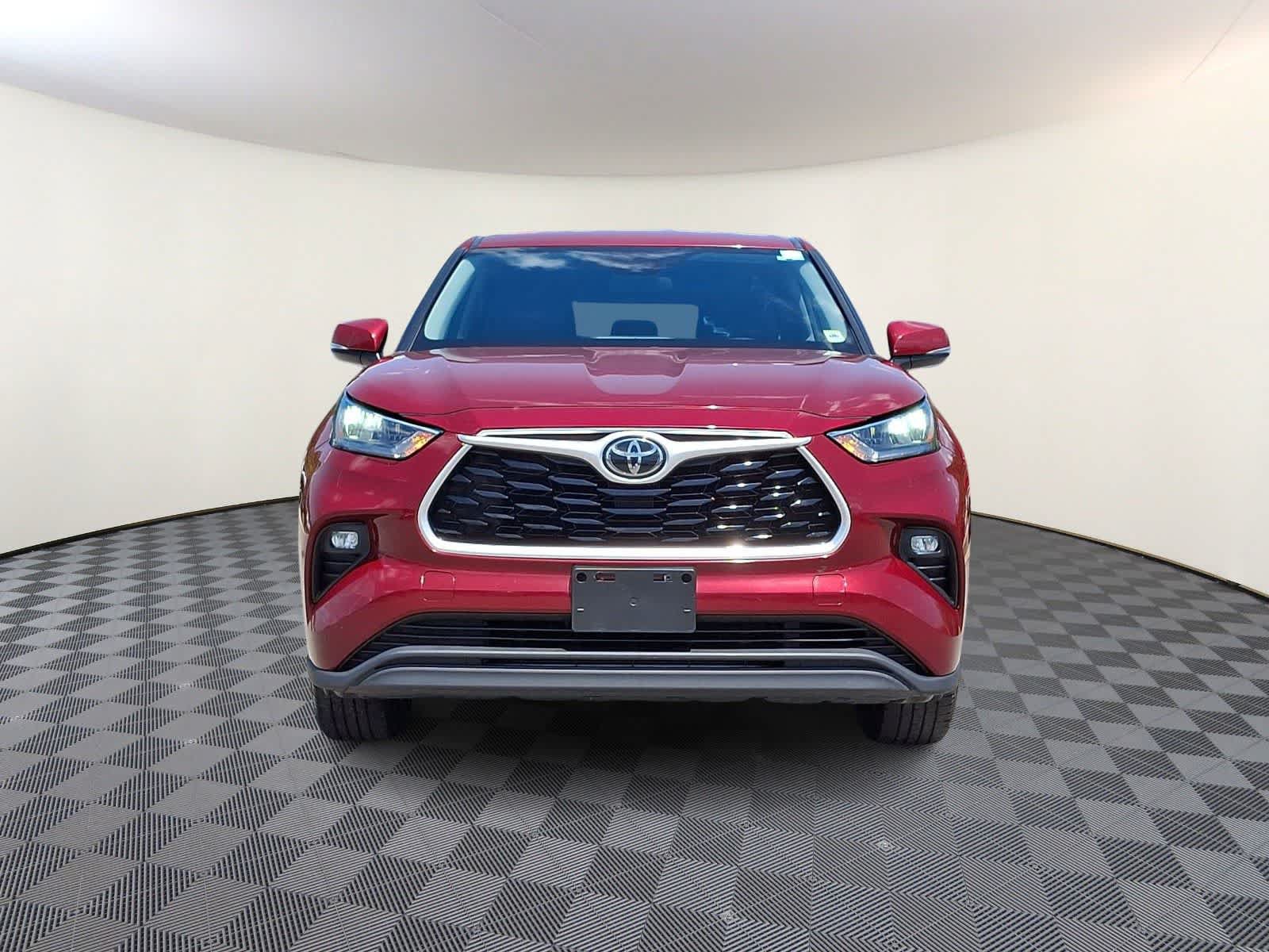 Used 2020 Toyota Highlander LE AWD/4WD image 3