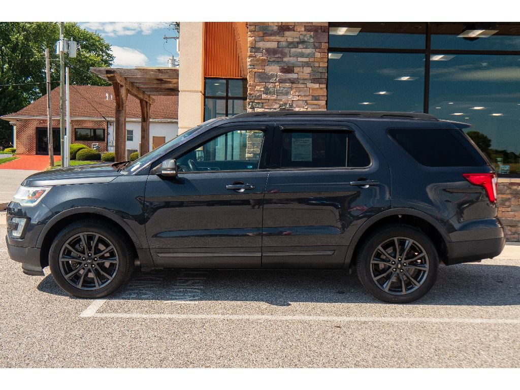 Used 2017 Ford Explorer XLT w/ Equipment Group 202A AWD/4WD image 6