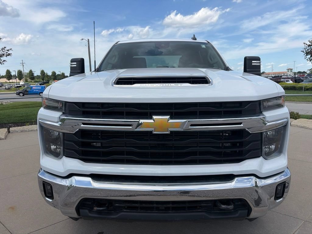 Used 2025 Chevrolet Silverado 2500 LT w/ Convenience Package AWD/4WD image 3