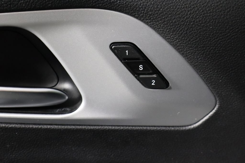 Used 2025 Chrysler Pacifica Limited FWD image 16