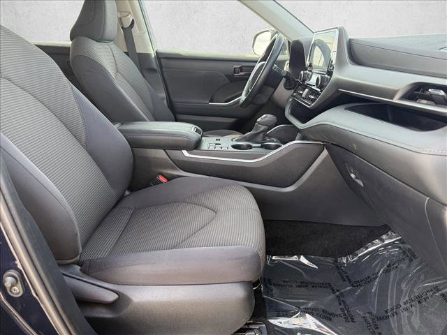 Used 2025 Toyota Highlander LE image 11