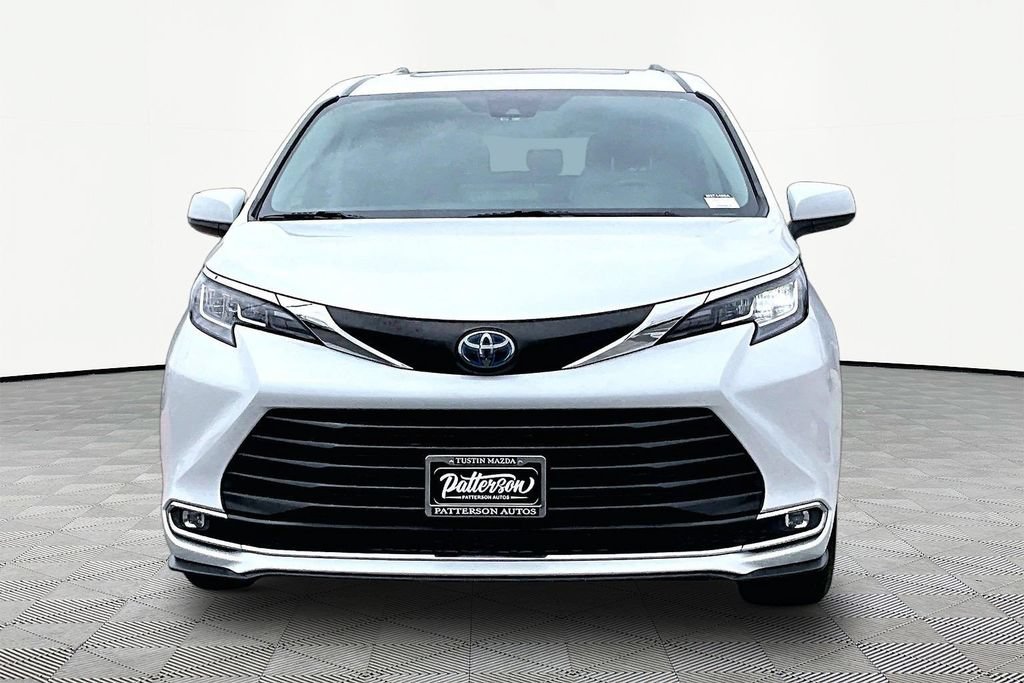 Used 2023 Toyota Sienna XLE FWD image 3