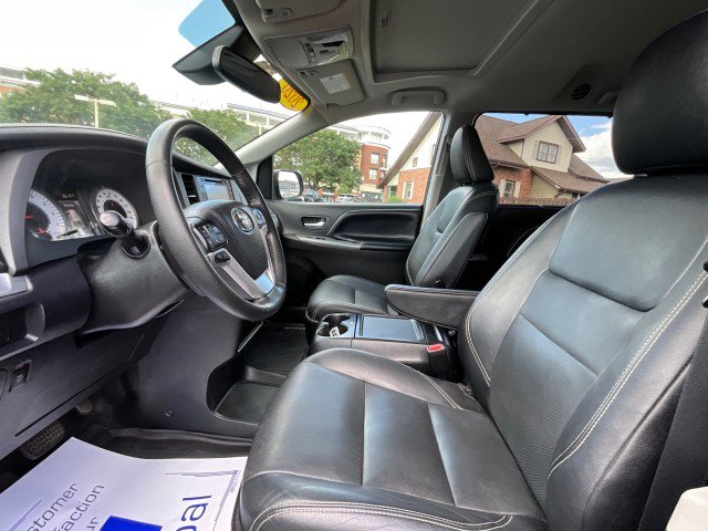 Used 2020 Toyota Sienna SE image 28