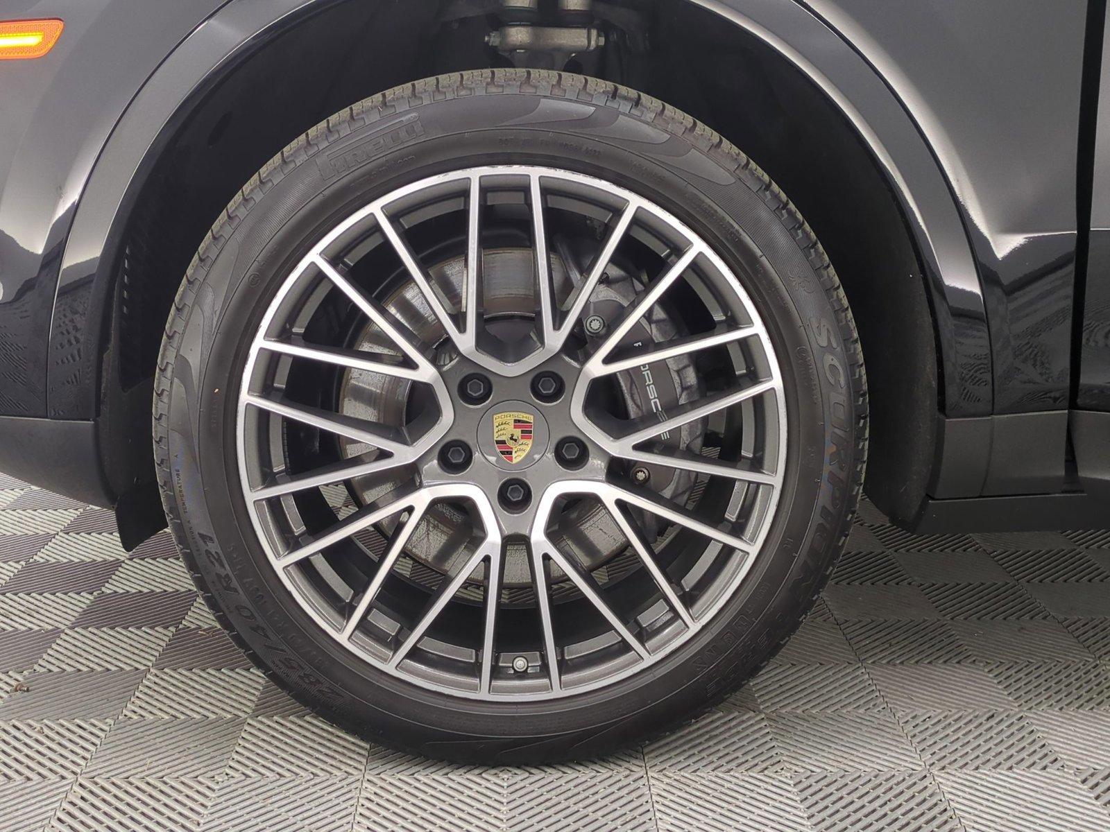 Certified 2023 Porsche Cayenne Platinum Edition image 29