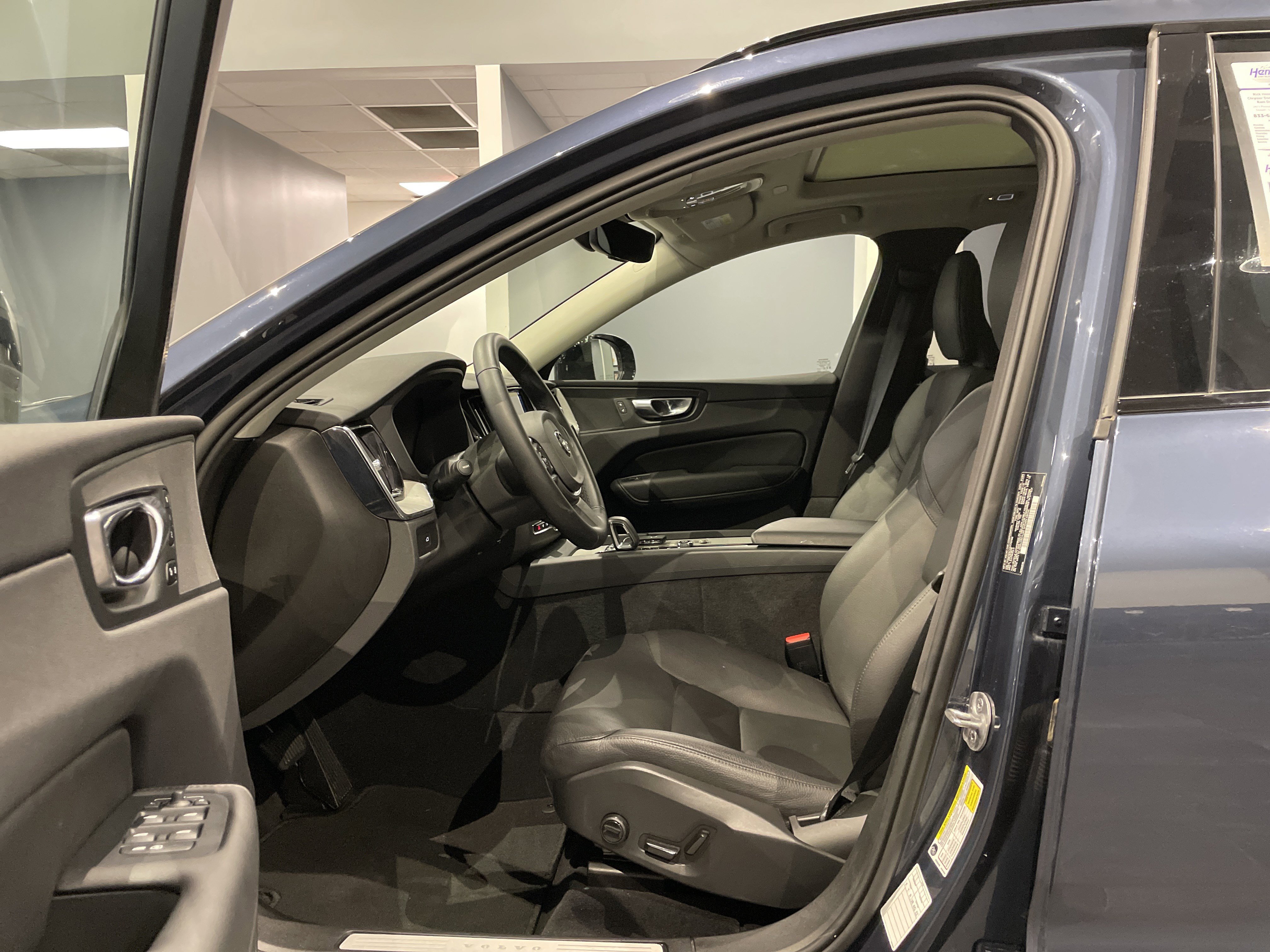 Used 2025 Volvo XC60 B5 Plus image 17